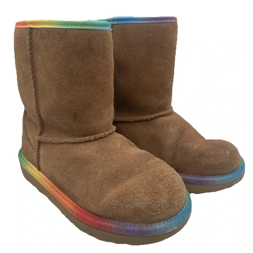 UGG Kids' Classic Short II Rainbow Boots Chestnut Suede Shearling Lining Size 1